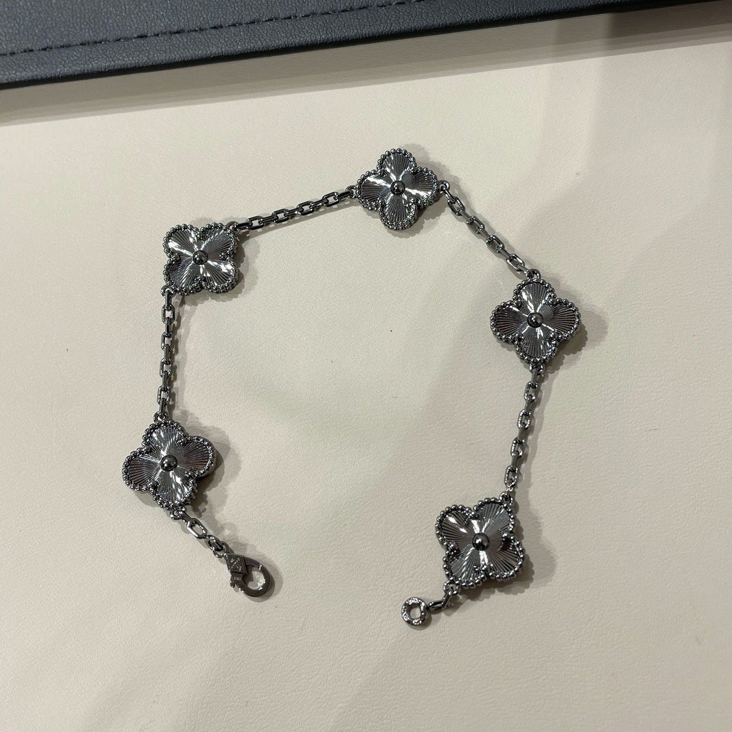[✨Rose💎]CLOVER 5 MOTIF BLACK BRACELET