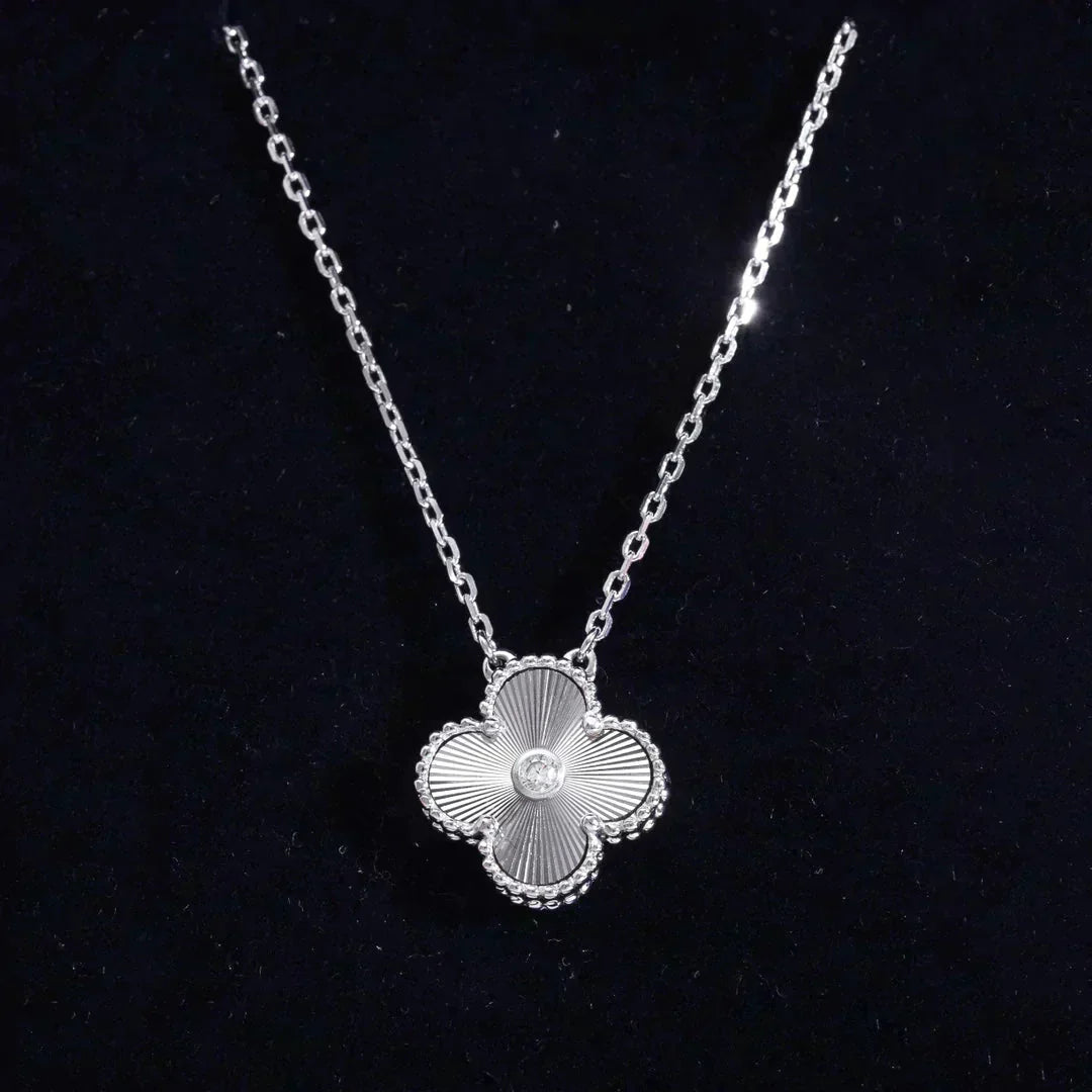 [✨Rose💎]CLOVER  15MM DIAMOND LASER NECKLACE SILVER