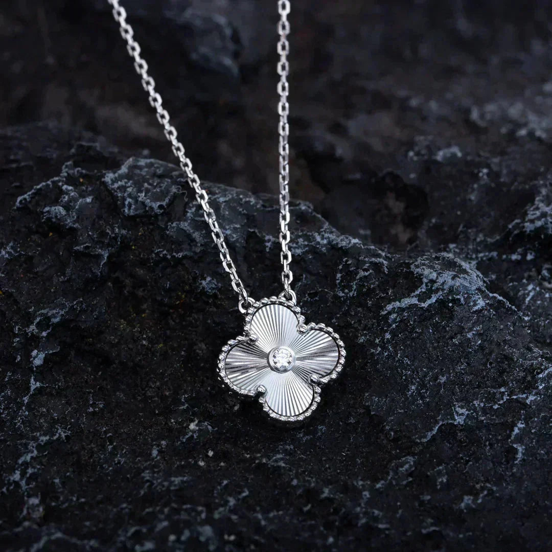 [✨Rose💎]CLOVER  15MM DIAMOND LASER NECKLACE SILVER