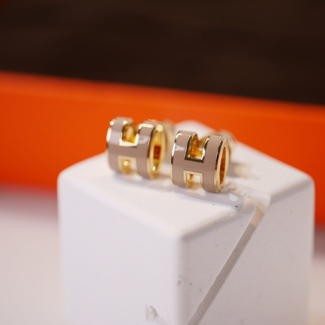 [✨Rose💎]MINI POP H GOLD EARRINGS GREY