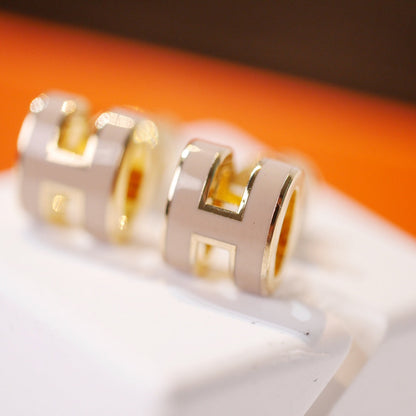 [✨Rose💎]MINI POP H GOLD EARRINGS GREY