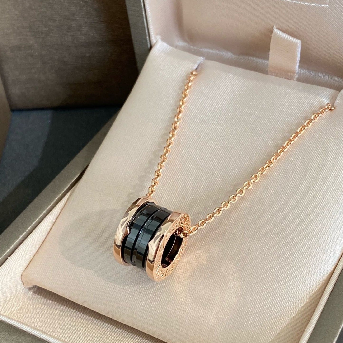 [✨Rose💎]ZERO 1 BLACK CERAMIC PINK GOLD NECKLACE
