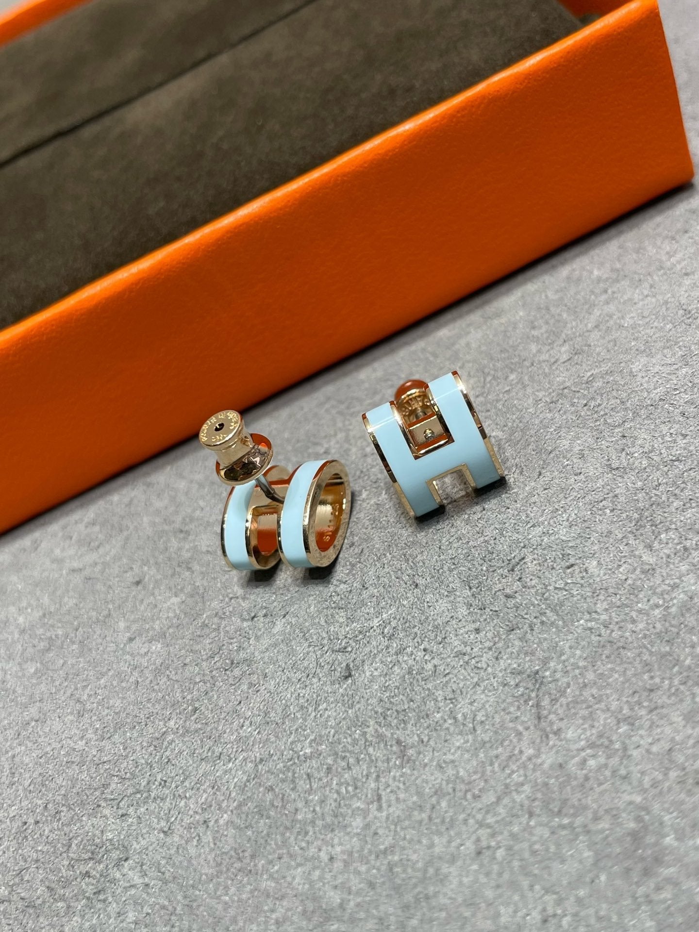 [✨Rose💎]POP H SKY BLUE STUD EARRINGS
