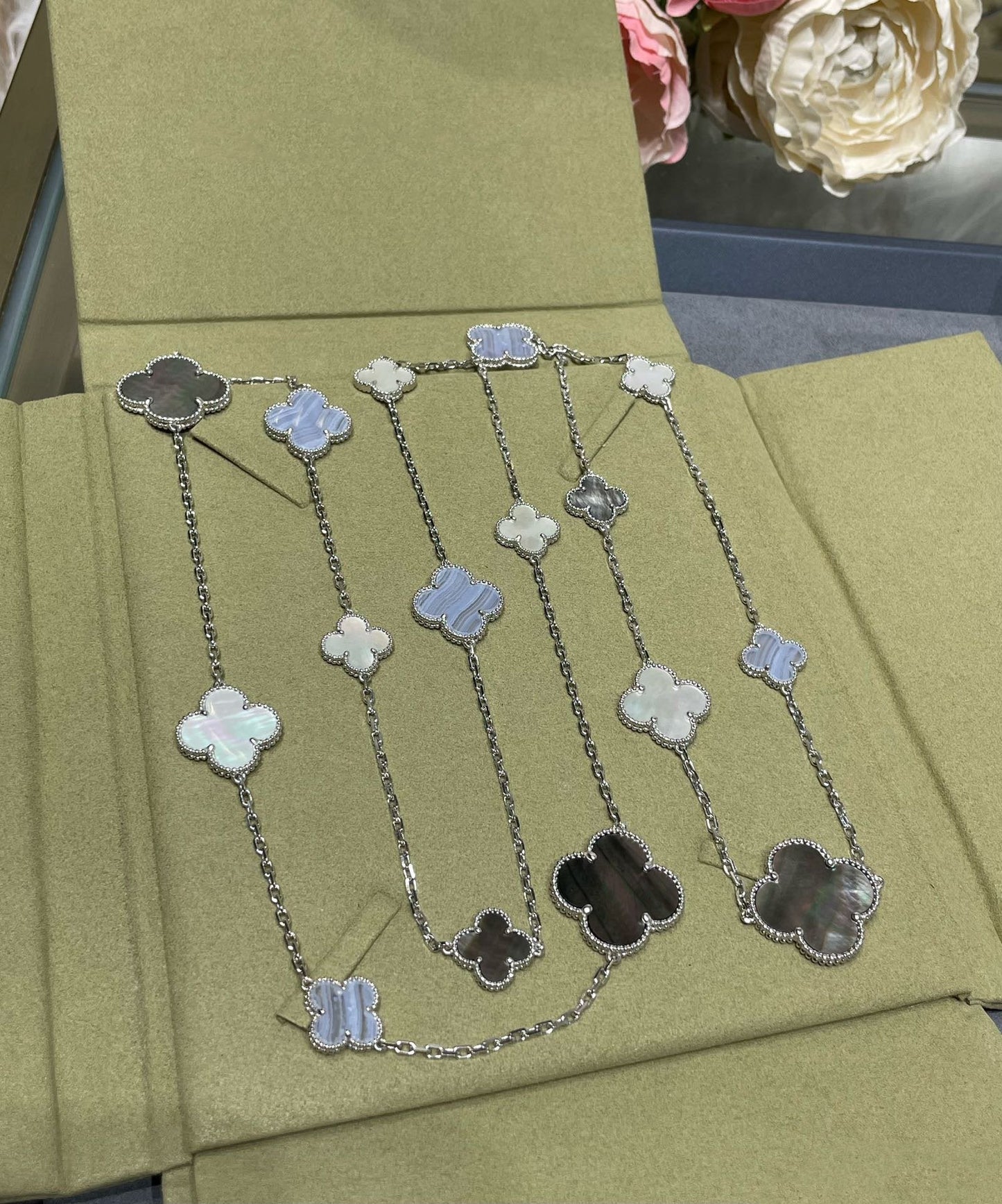 [✨Rose💎]CLOVER 16 MOTIF CHALCEDONY MOP SILVER NECKLACE
