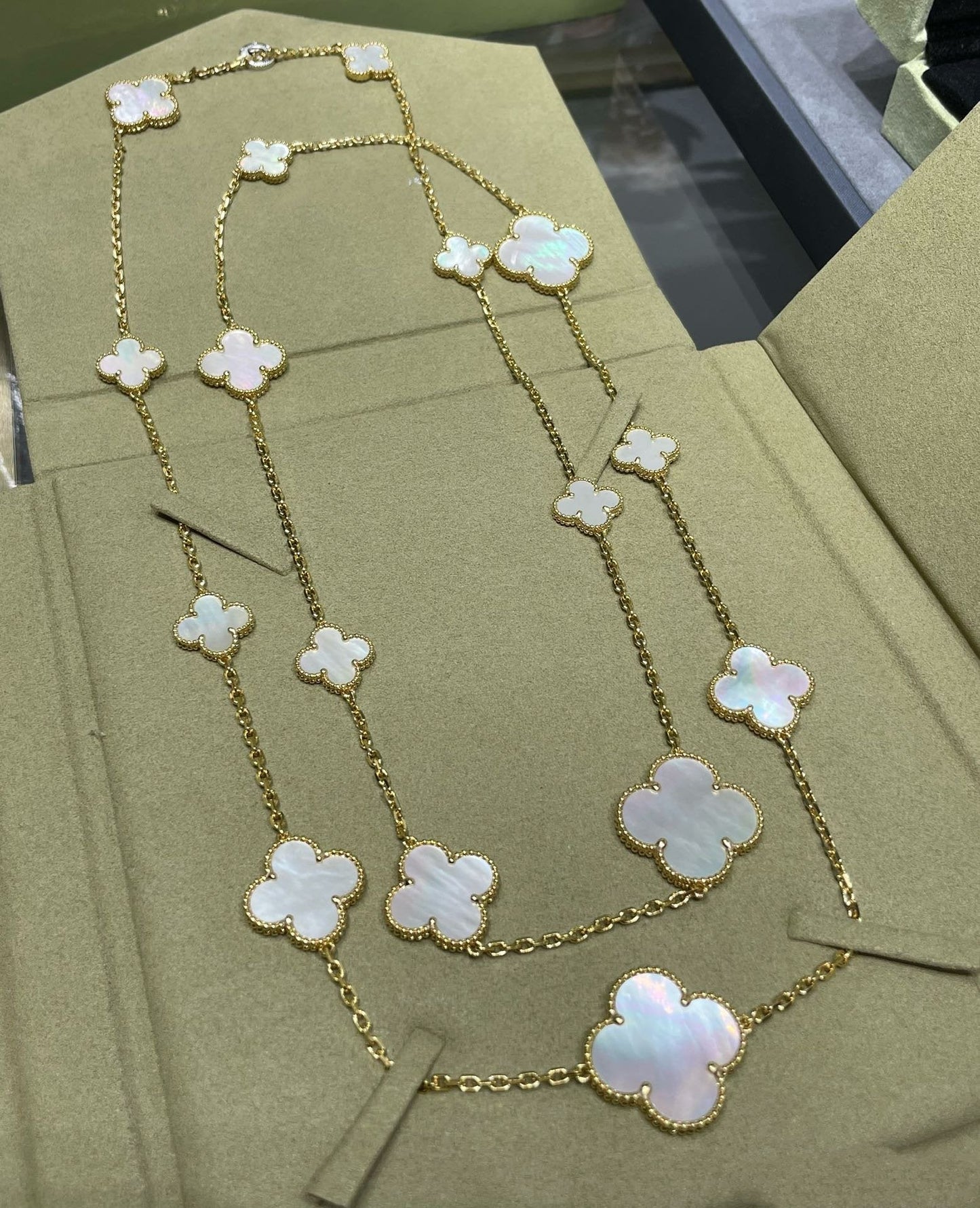 [✨Rose💎]CLOVER 16 MOTIF WHITE MOP GOLD NECKLACE