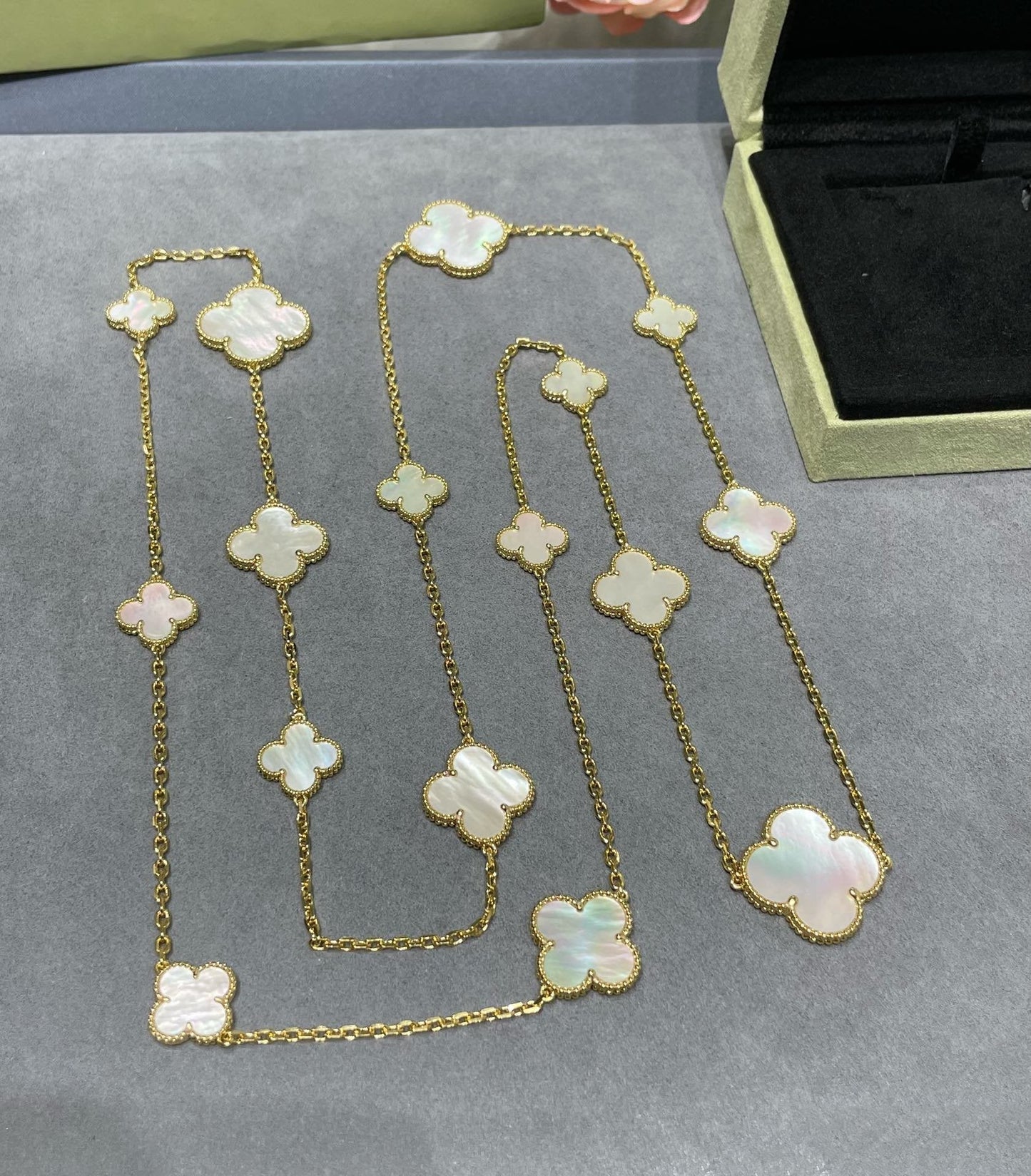 [✨Rose💎]CLOVER 16 MOTIF WHITE MOP GOLD NECKLACE