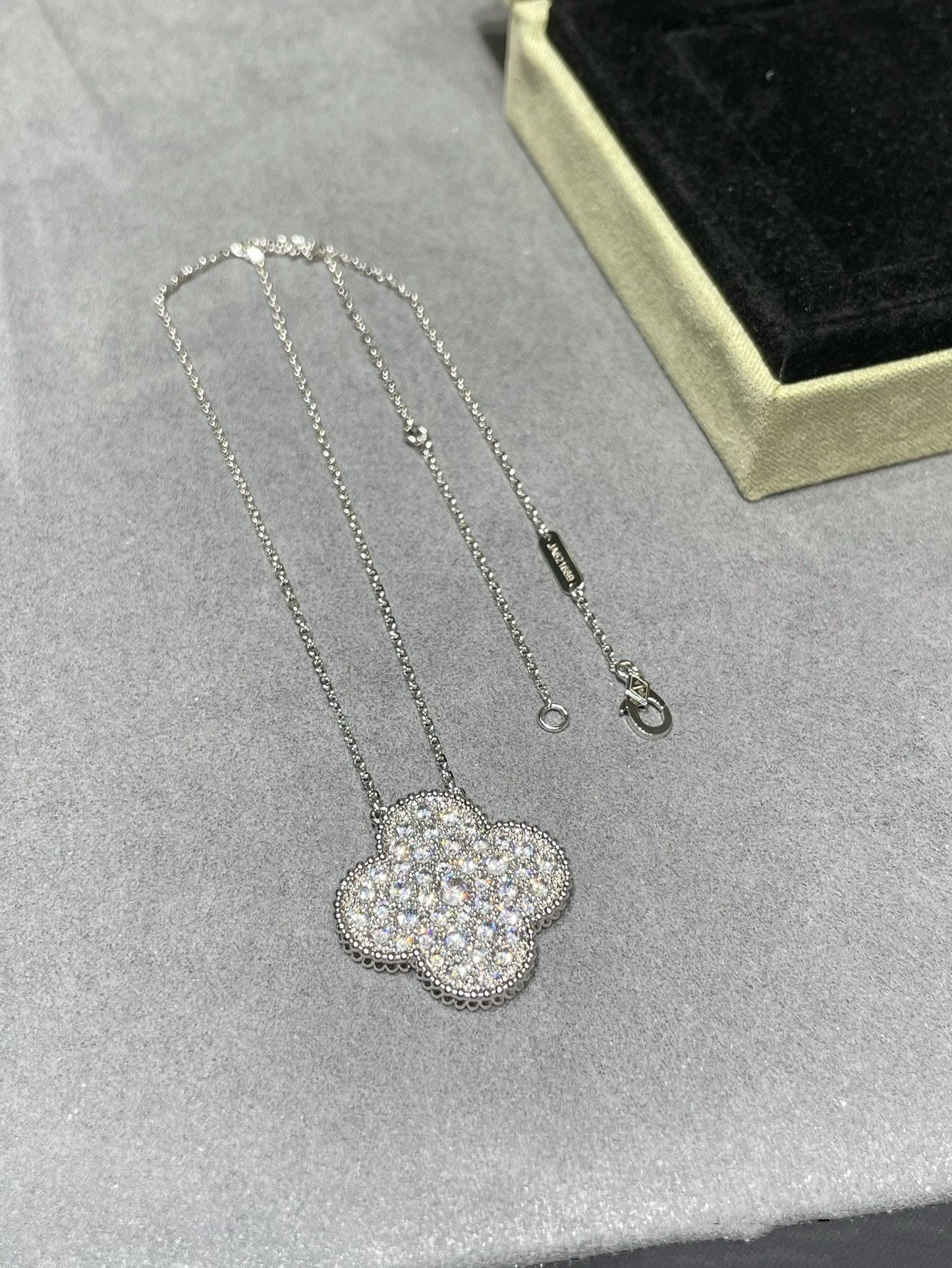 [✨Rose💎]CLOVER 25MM LARGE PENDANT DIAMOND PAVED SILVER NECKLACE