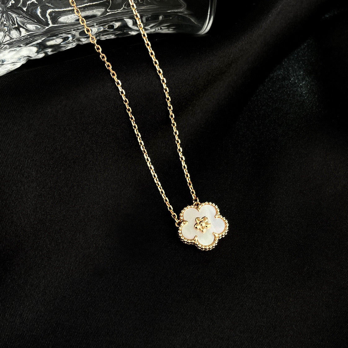 [✨Rose💎]LUCKY  WHITE MOP  PLUM BLOSSOM NECKLACE