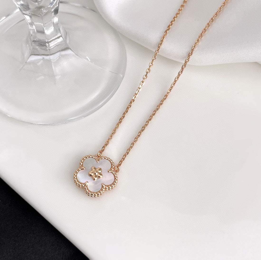 [✨Rose💎]LUCKY  WHITE MOP  PLUM BLOSSOM NECKLACE