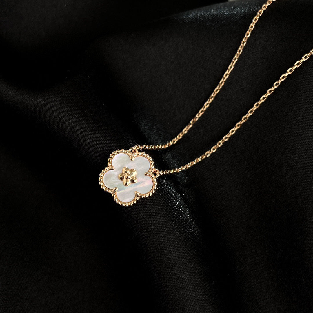 [✨Rose💎]LUCKY  WHITE MOP  PLUM BLOSSOM NECKLACE