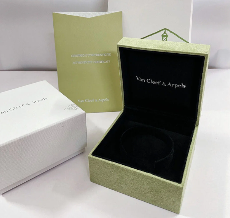 [✨Rose💎]CLOVER 15MM LASER NECKLACE AND BOX