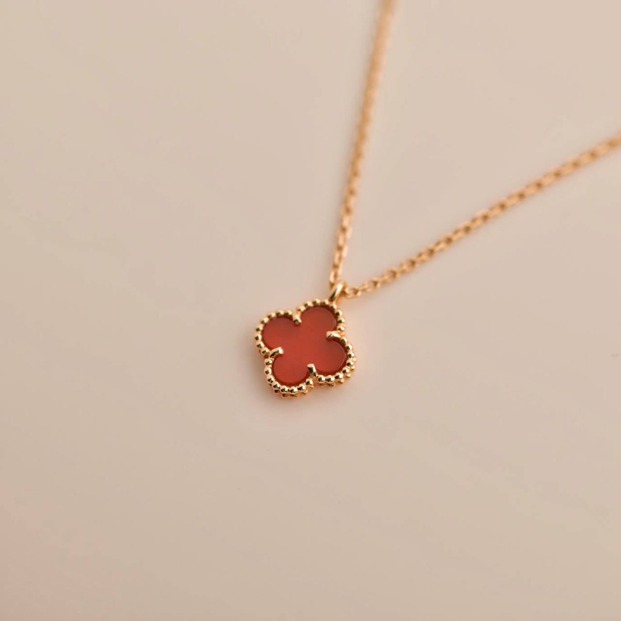 [✨Rose💎]CLOVER MINI 9.5MM WHITE CARNELIANS NECKLACE